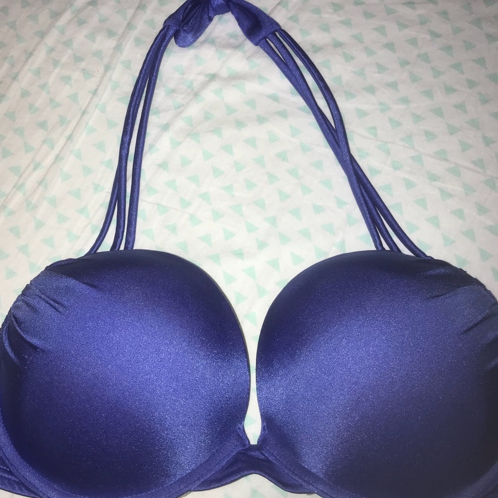Victoria’s Secret bombshell swim top